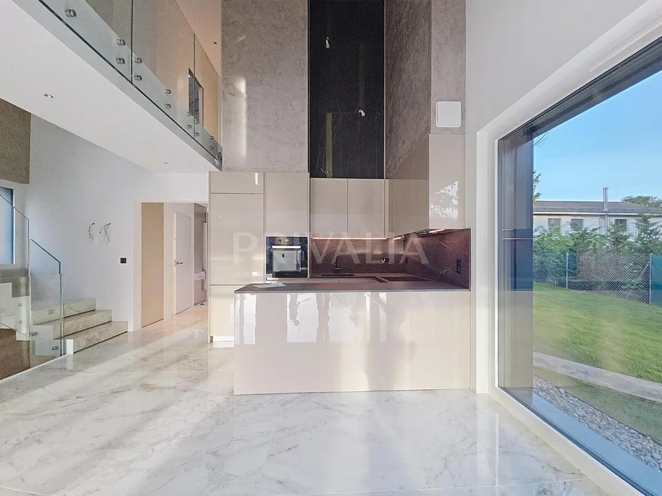 Magnifique villa neuve avec piscine dans un environnement calme et ...