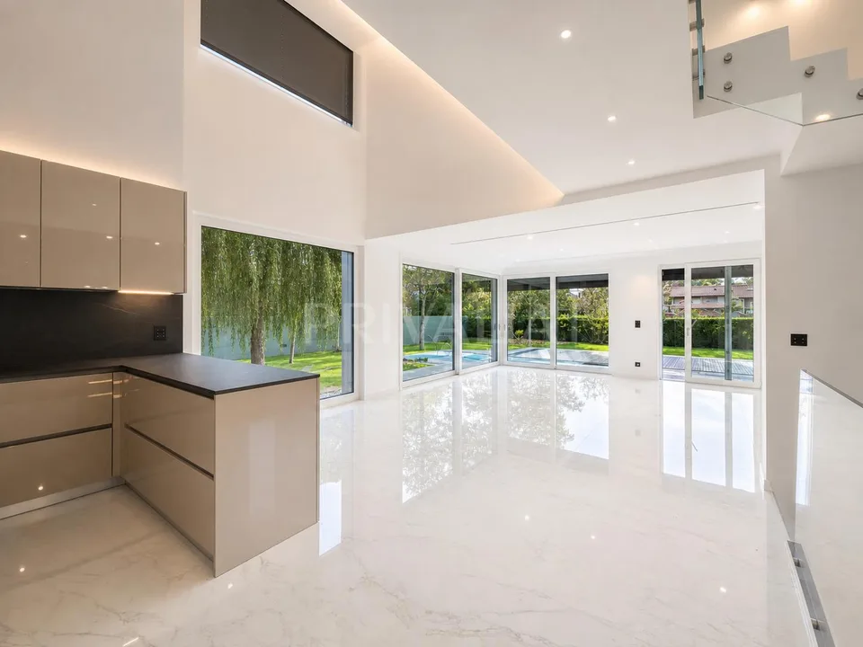 Magnifique villa neuve avec piscine dans un environnement calme et ...