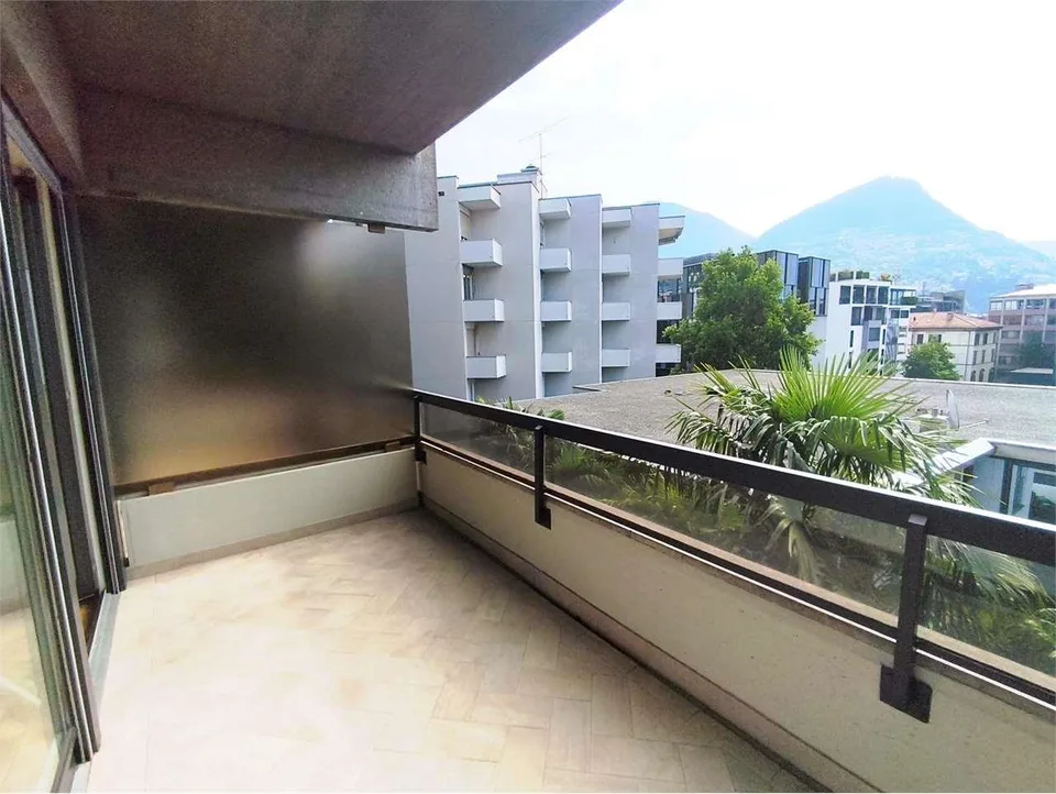 Lugano Centro (Via Cantonale) - In Locazione Eleganti e Luminosi Monol