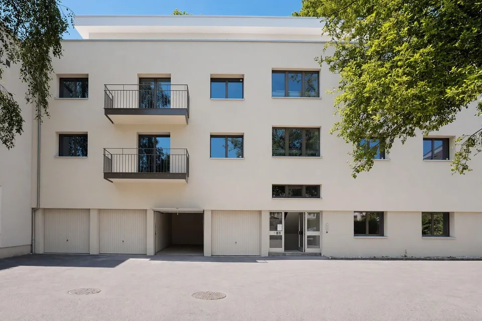 Erstbezug von exklusiver Attika-Wohnung mit XXL-Terrasse und Weitsi...