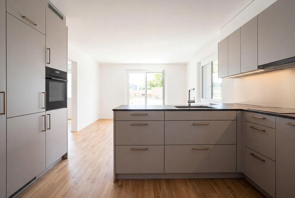 Erstbezug von exklusiver Attika-Wohnung mit XXL-Terrasse und Weitsi...
