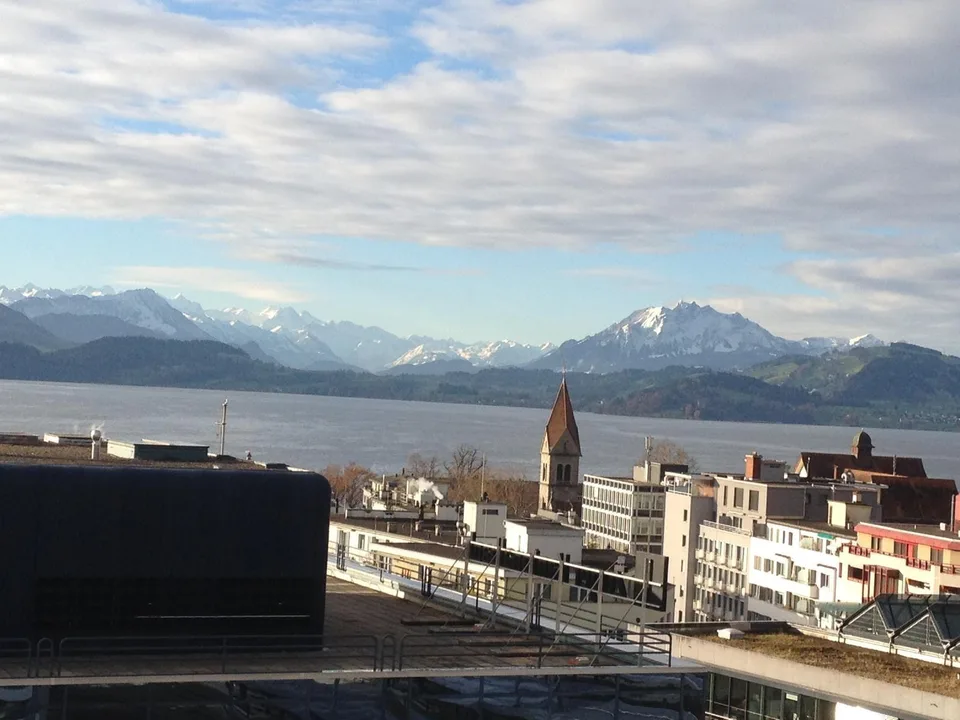 Repräsentativer Workspace über den Dächern von Zug