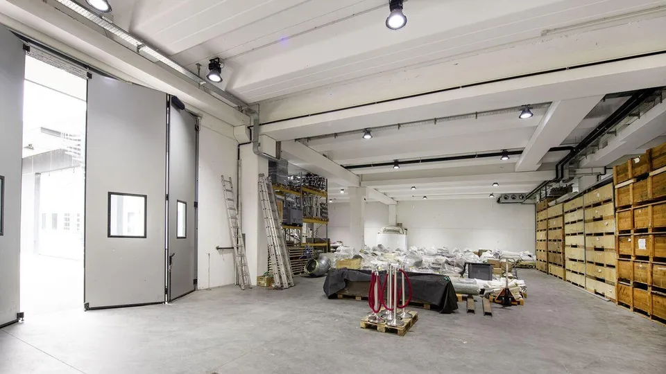 Affittasi spazi commerciali | Commercial spaces for rent | Gewerbef...