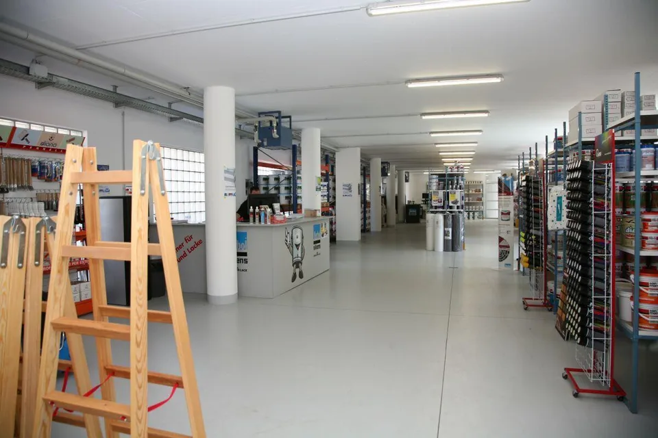 Affittasi spazi commerciali | Commercial spaces for rent | Gewerbef...