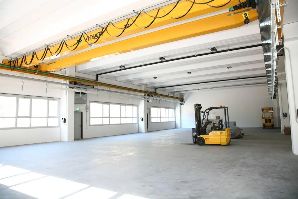 Affittasi spazi commerciali | Commercial spaces for rent | Gewerbef...