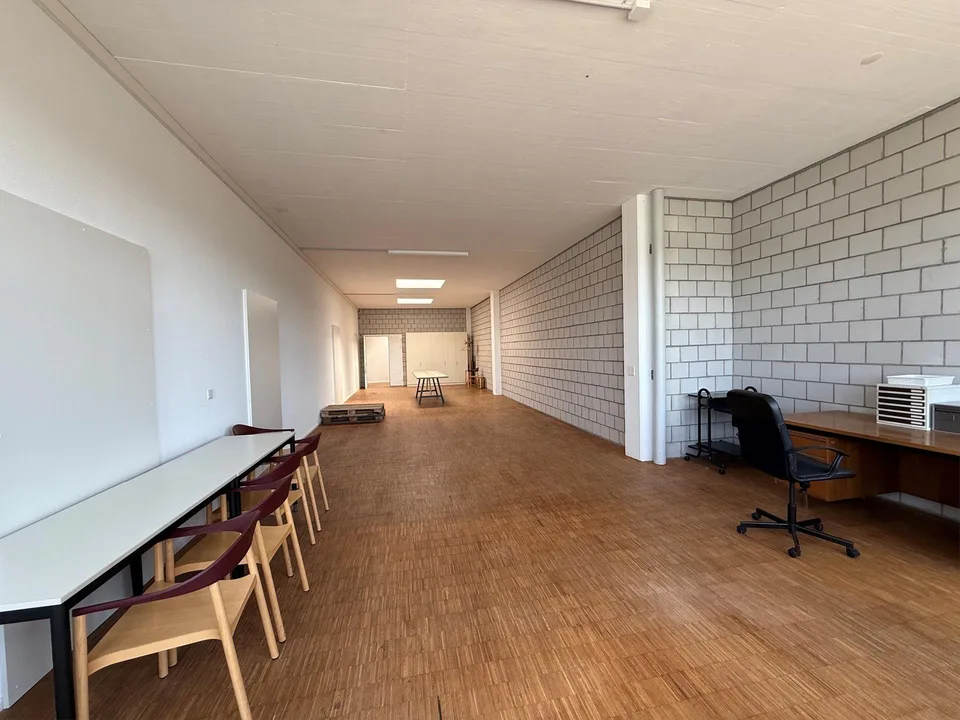 2 helle, bezugbereite Räume in Gewerbeliegenschaft - Fensterfront