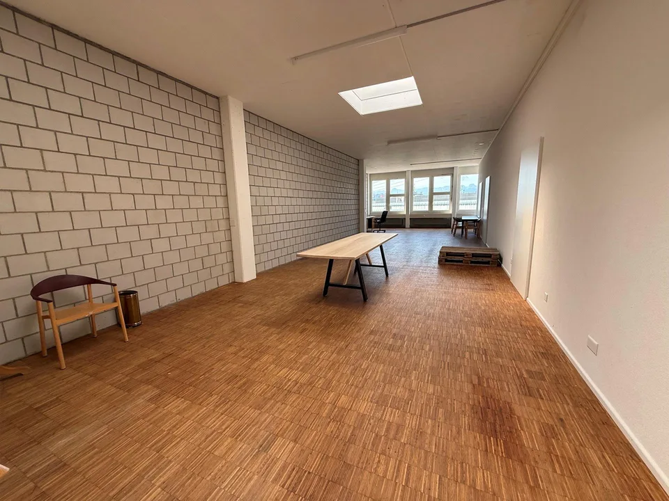 2 helle, bezugbereite Räume in Gewerbeliegenschaft - Fensterfront