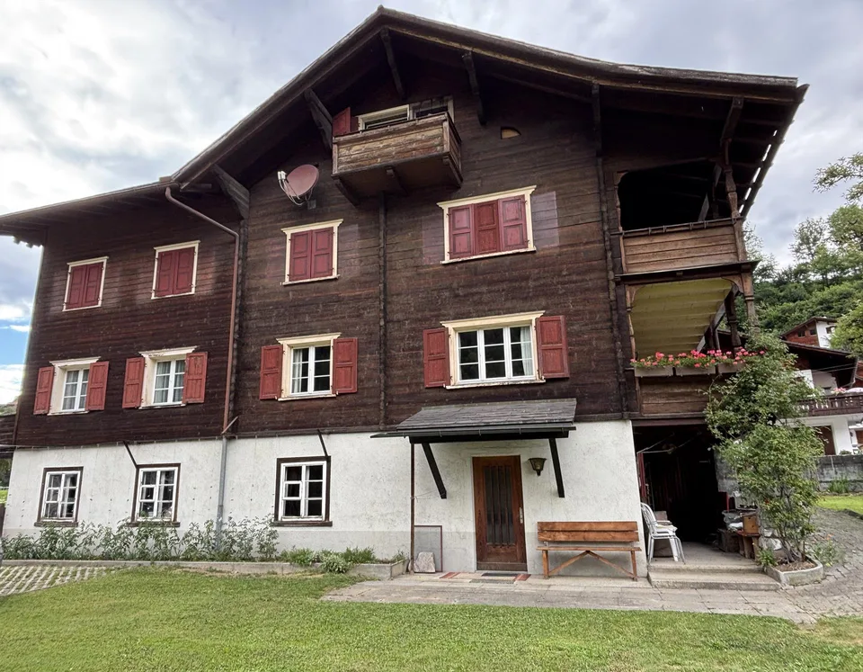 Grosszügige 4.5 Zimmer-Altbauwohnung mit grossem gedeckten Balkon