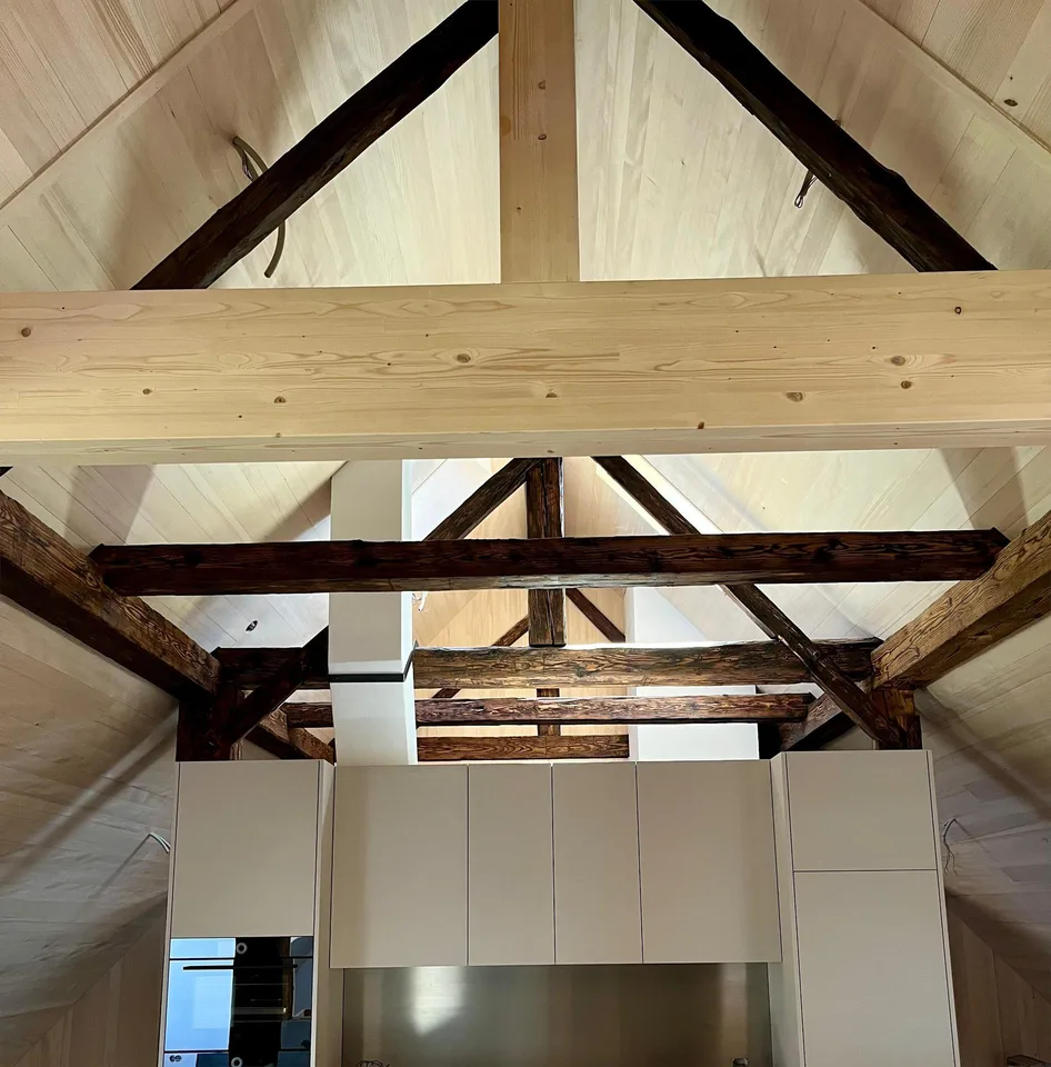 Historische Holzkonstruktion trifft moderne Architektur