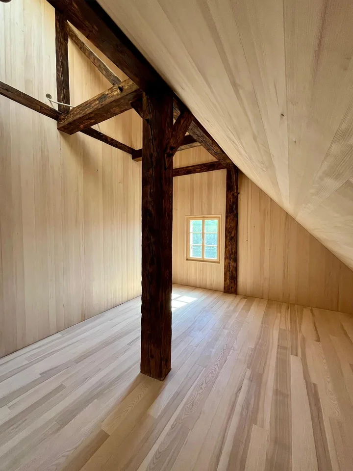 Historische Holzkonstruktion trifft moderne Architektur