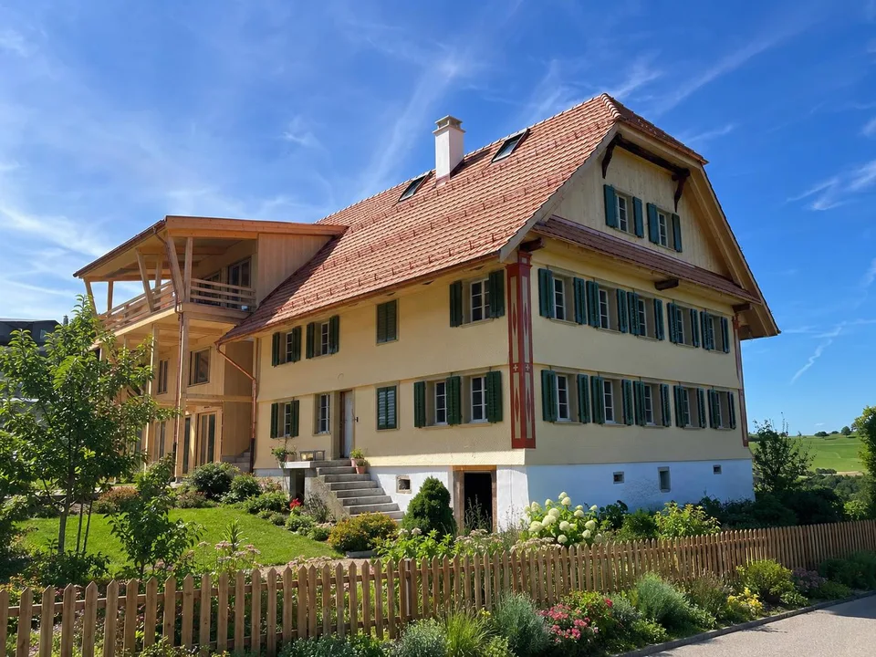 Einzigartige Attikawohnung mit eigenem Eingang und 180 m² Garten