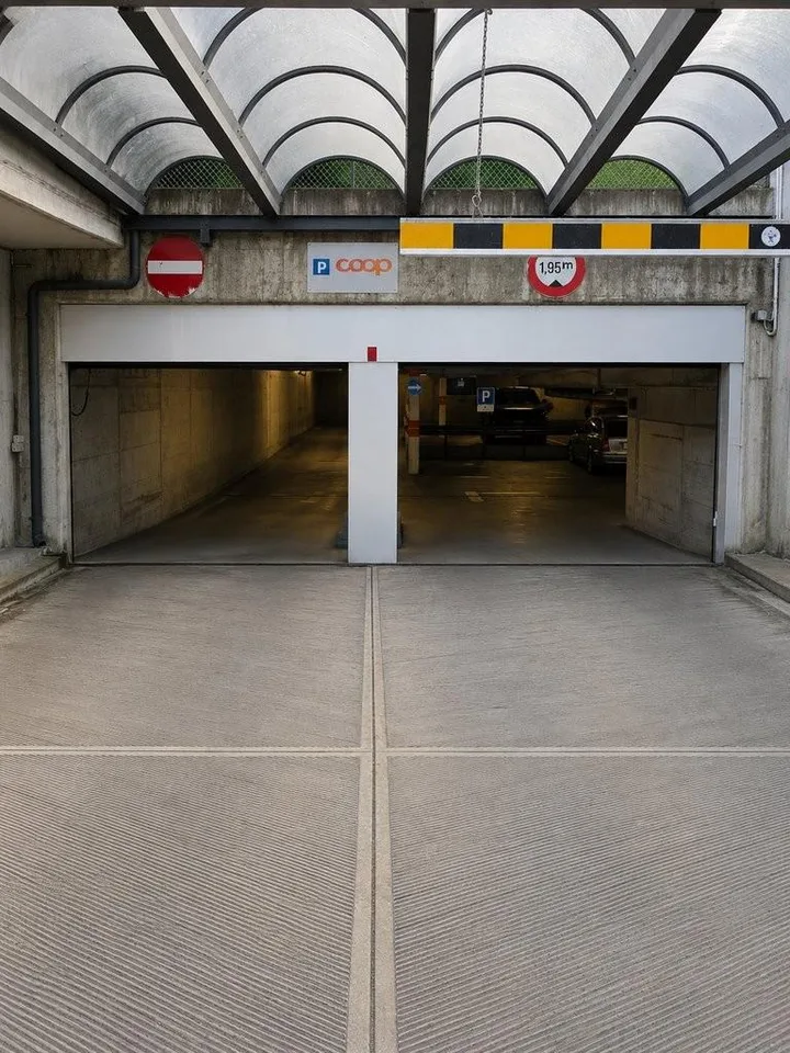Geschützter Garagenplatz in Einstellhalle