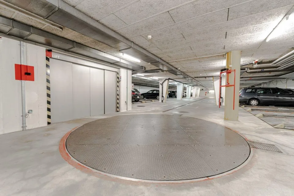 Auto- und Motorradeinstellplatz am Löwenplatz!