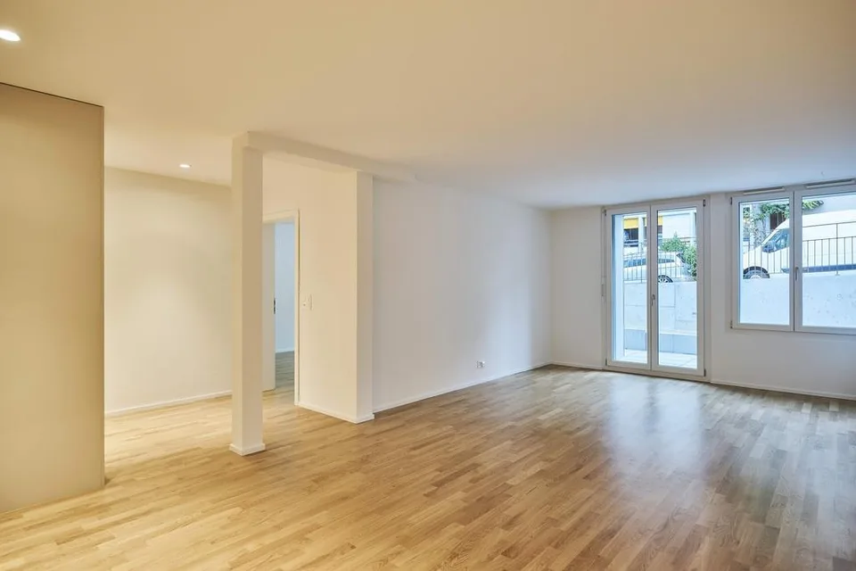 Moderne 2.5-Zimmerwohnung im Erdgeschoss mit Terasse