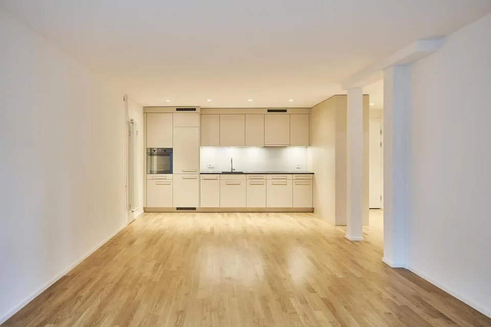 Moderne 2.5-Zimmerwohnung im Erdgeschoss mit Terasse
