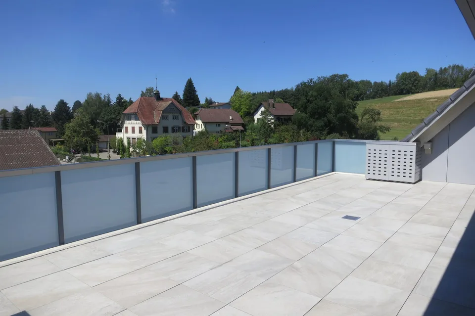 Moderne 6.5-Zimmer-WHG mit Galerie, 2 Terrassen & sep. Waschraum