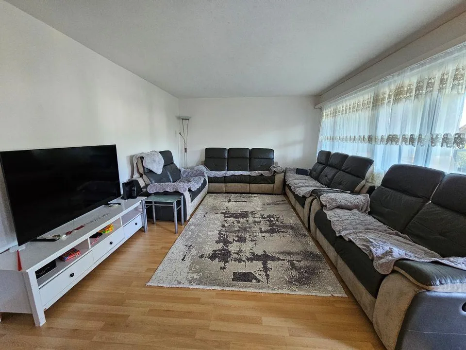 Moderne 5 ½ Zimmerwohnung Hochparterre