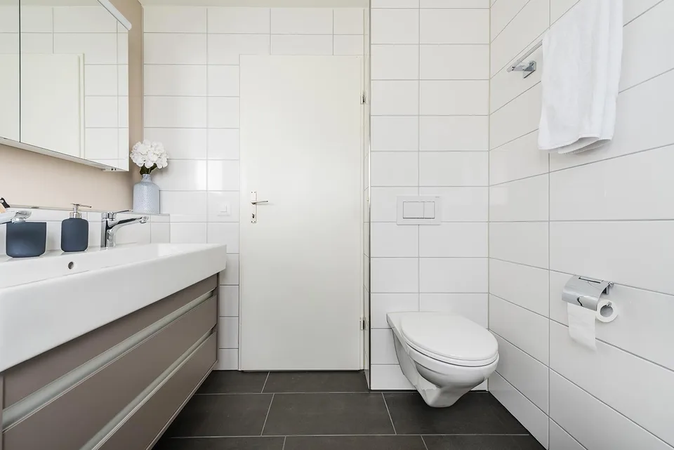 Topmoderne, energetisch sanierte 3.5-Zi-Wohnung mit Tresenküche