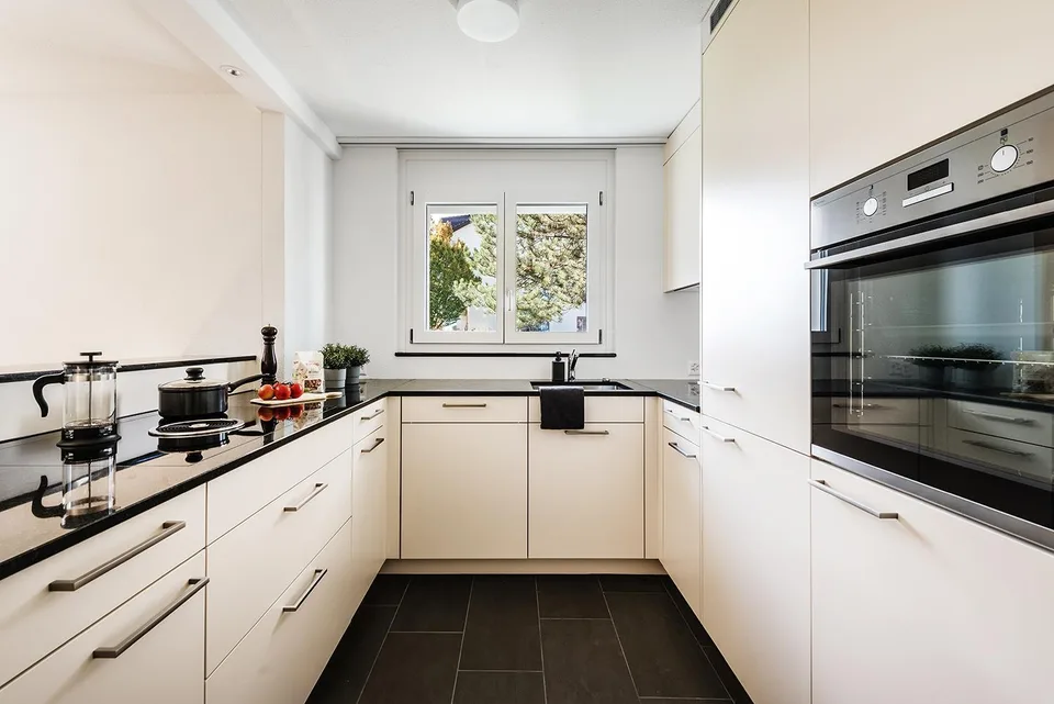 Topmoderne, energetisch sanierte 3.5-Zi-Wohnung mit Tresenküche