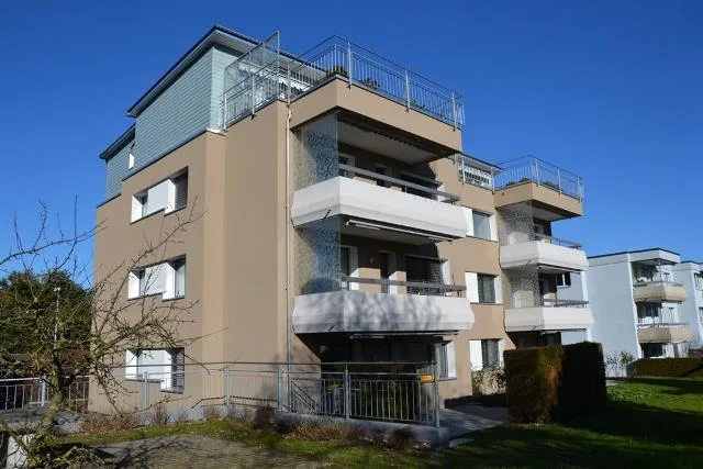 Topmoderne, energetisch sanierte 3.5-Zi-Wohnung mit Tresenküche