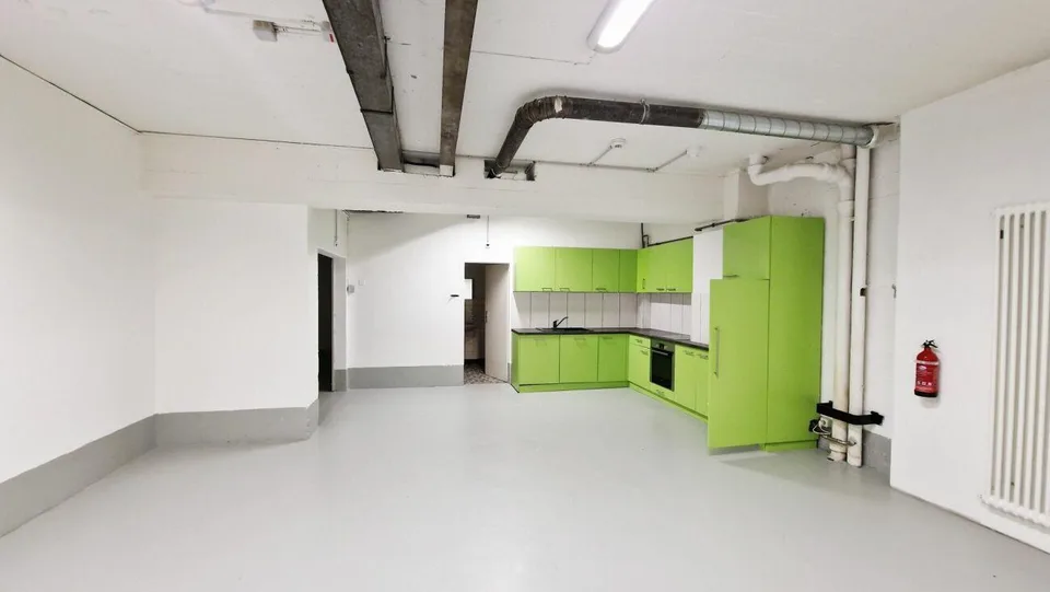 Espace commercial avec accès voiture de plain-pied dans la zone du ...