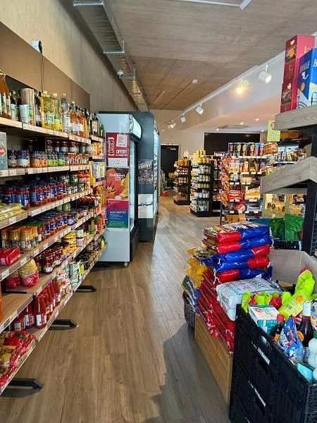 MODERNE AVEC CLIENTÈLE FIDÈLE