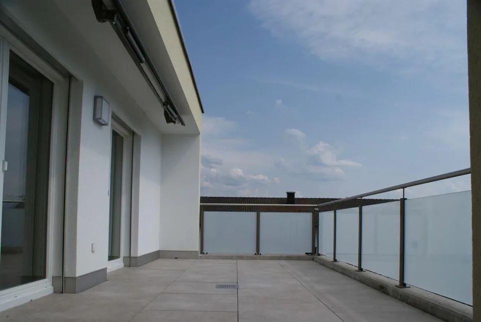 ruhige 3.5 Zi-Dachwohnung mit 20m2 Sonnenterasse