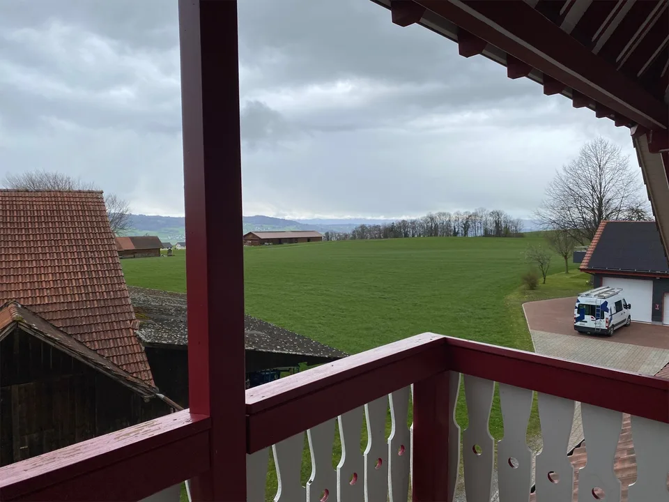 Idyllische 4,5-Zimmer-Maisonette-Wohnung mit farbigen Akzenten – Foto 19 von 23