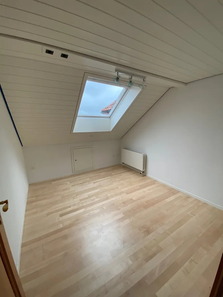 Idyllische 4,5-Zimmer-Maisonette-Wohnung mit farbigen Akzenten – Foto 15 von 23