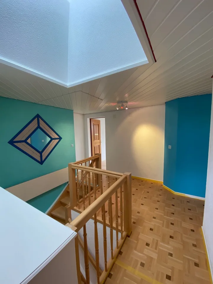 Idyllische 4,5-Zimmer-Maisonette-Wohnung mit farbigen Akzenten – Foto 12 von 23