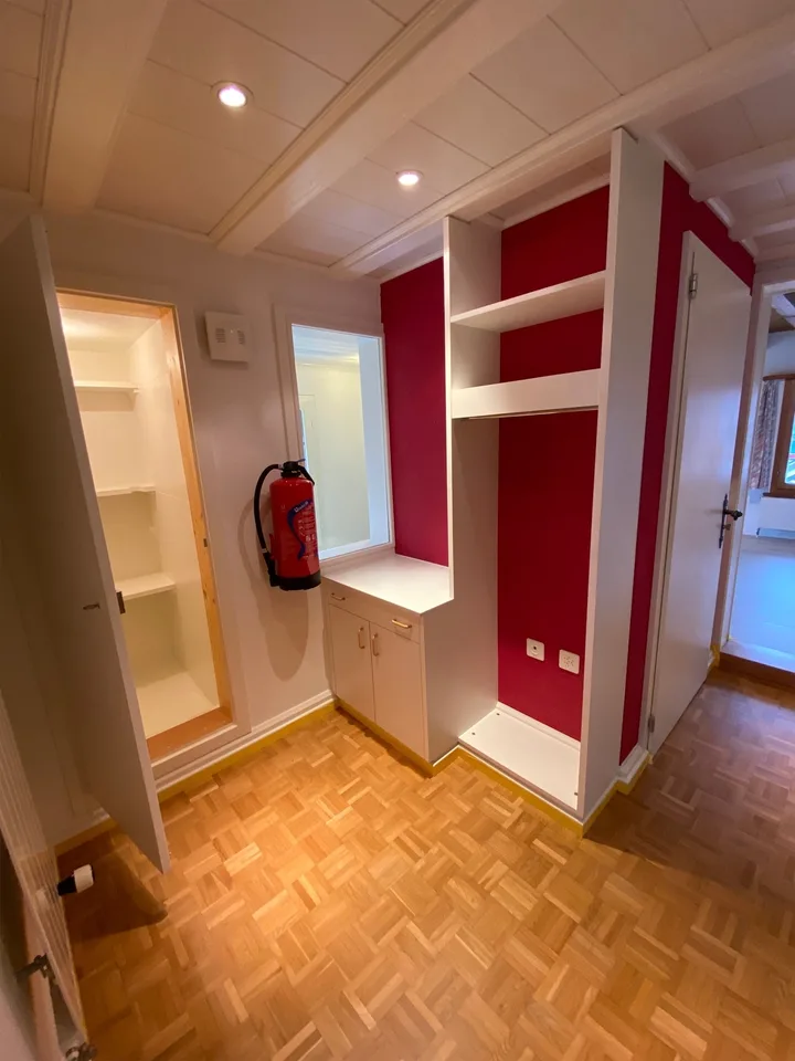 Idyllische 4,5-Zimmer-Maisonette-Wohnung mit farbigen Akzenten – Foto 9 von 23