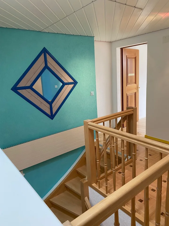 Idyllische 4,5-Zimmer-Maisonette-Wohnung mit farbigen Akzenten – Foto 11 von 23