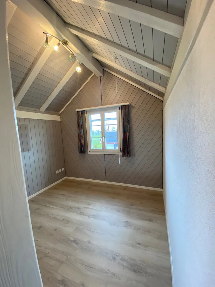 Idyllische 4,5-Zimmer-Maisonette-Wohnung mit farbigen Akzenten – Foto 13 von 23