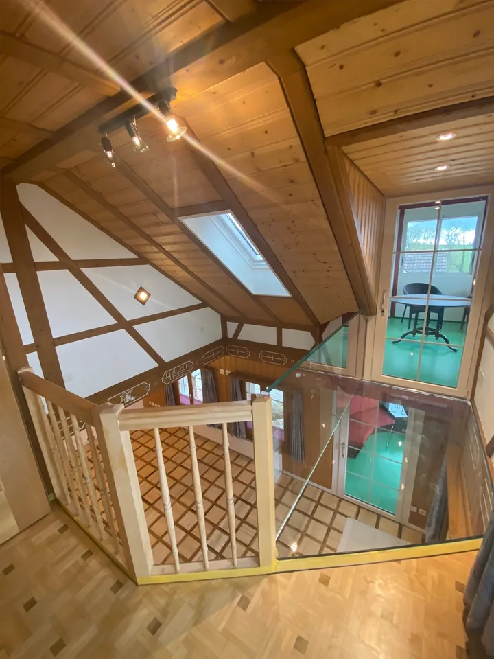 Idyllische 4,5-Zimmer-Maisonette-Wohnung mit farbigen Akzenten – Foto 18 von 23