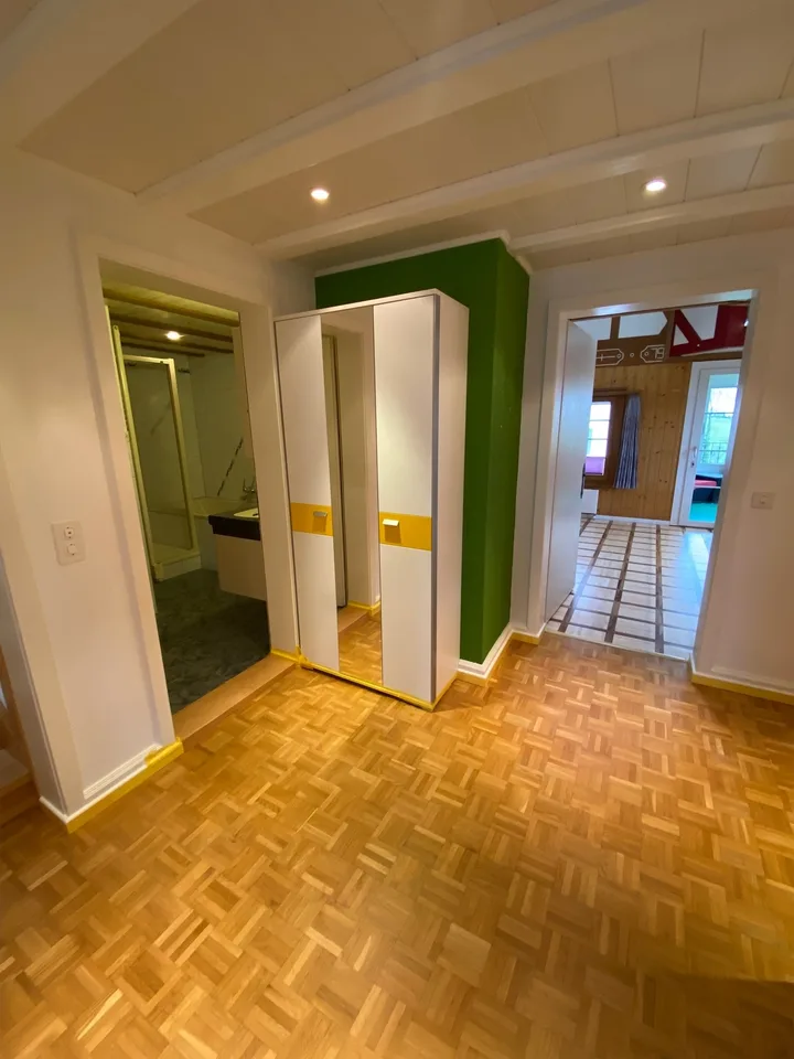 Idyllische 4,5-Zimmer-Maisonette-Wohnung mit farbigen Akzenten – Foto 10 von 23