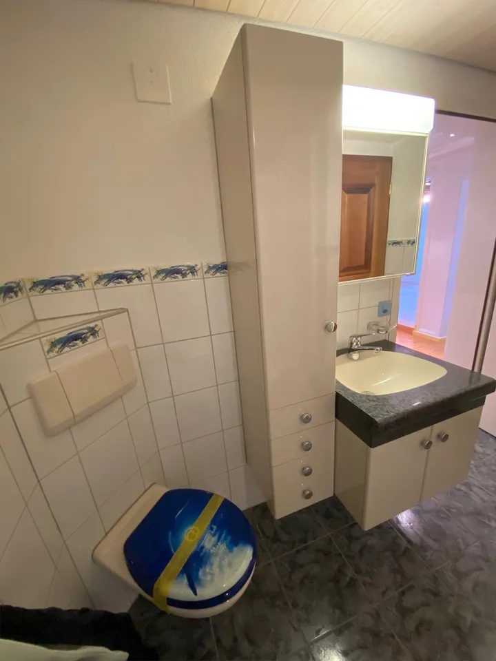 Idyllische 4,5-Zimmer-Maisonette-Wohnung mit farbigen Akzenten – Foto 6 von 23