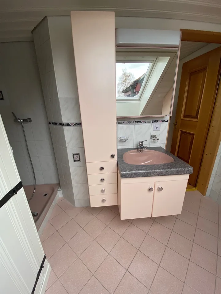 Idyllische 4,5-Zimmer-Maisonette-Wohnung mit farbigen Akzenten – Foto 16 von 23