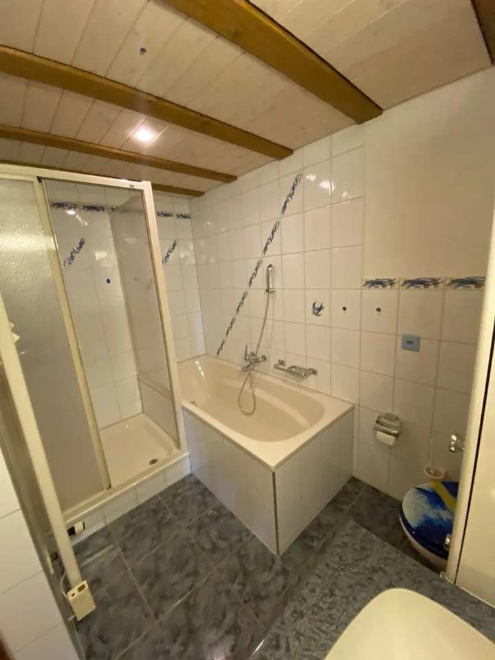 Idyllische 4,5-Zimmer-Maisonette-Wohnung mit farbigen Akzenten – Foto 7 von 23