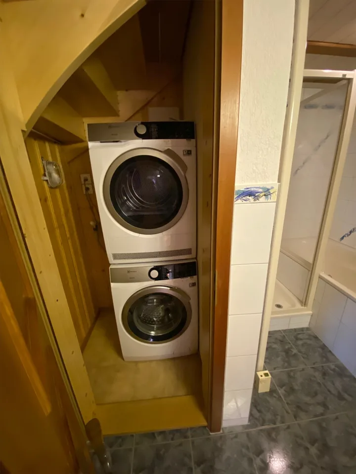 Idyllische 4,5-Zimmer-Maisonette-Wohnung mit farbigen Akzenten – Foto 8 von 23
