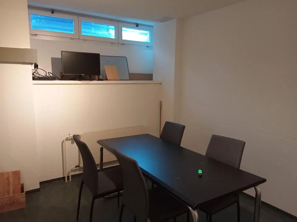Gewerbefläche  mit Aussenfläche und Garage zu vermeiten