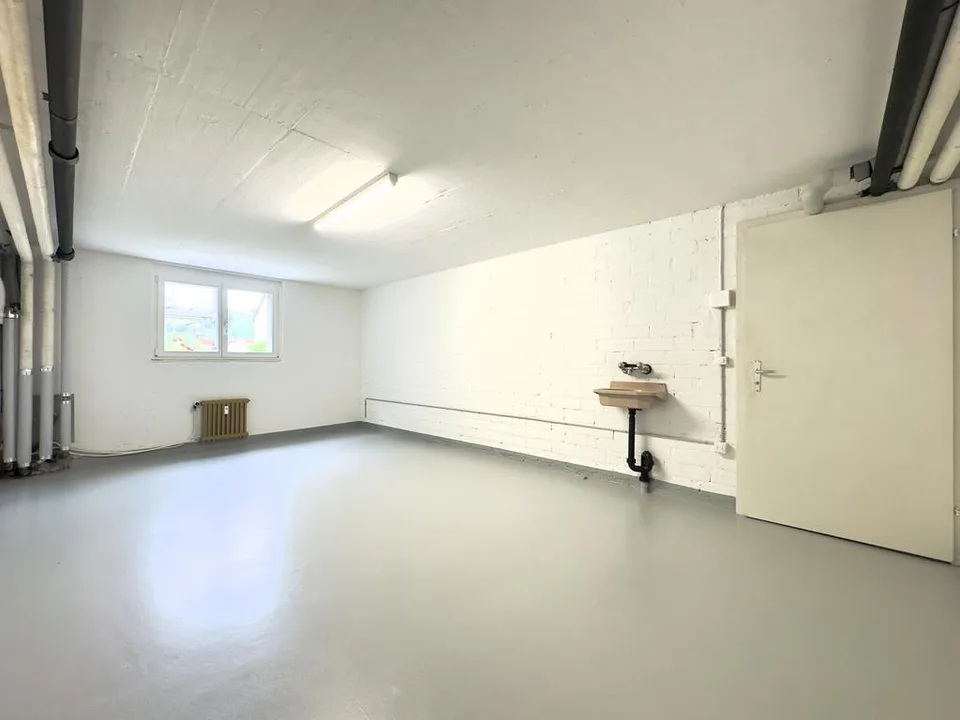 Praktischer Bastelraum mit Tageslicht, Heizung und eigenem Lavabo