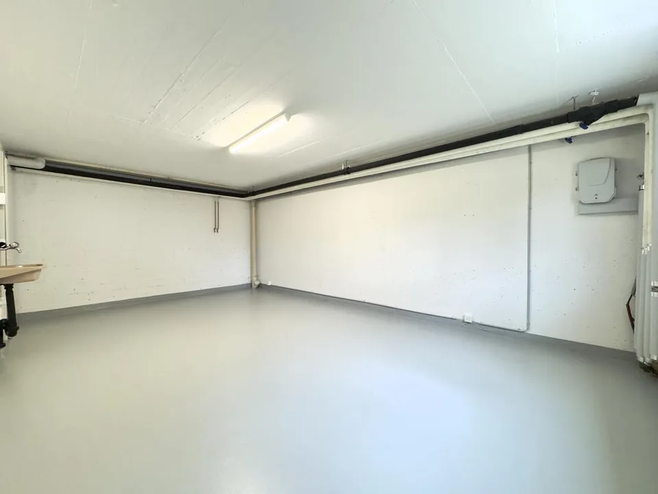 Praktischer Bastelraum mit Tageslicht, Heizung und eigenem Lavabo
