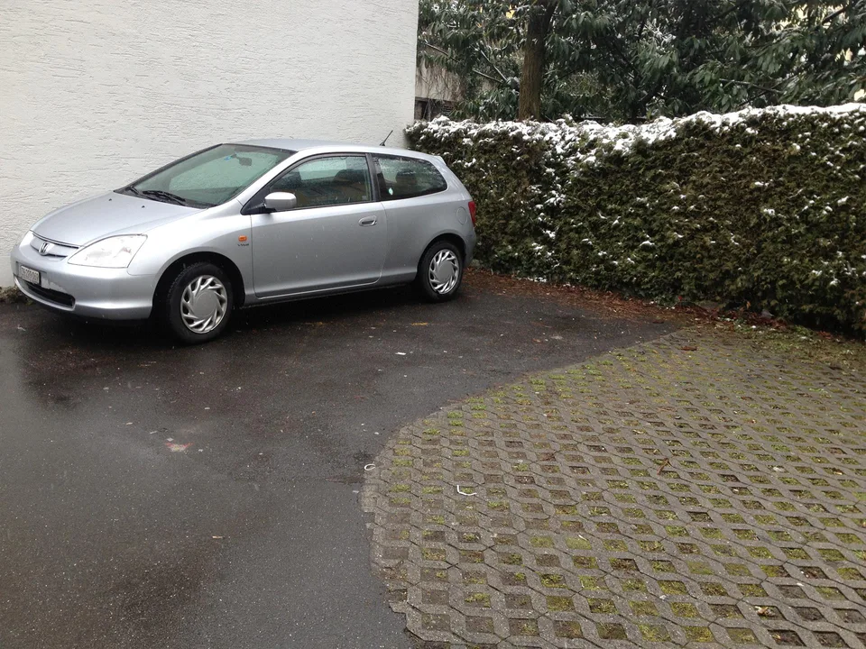 ungedeckter Parkplatz