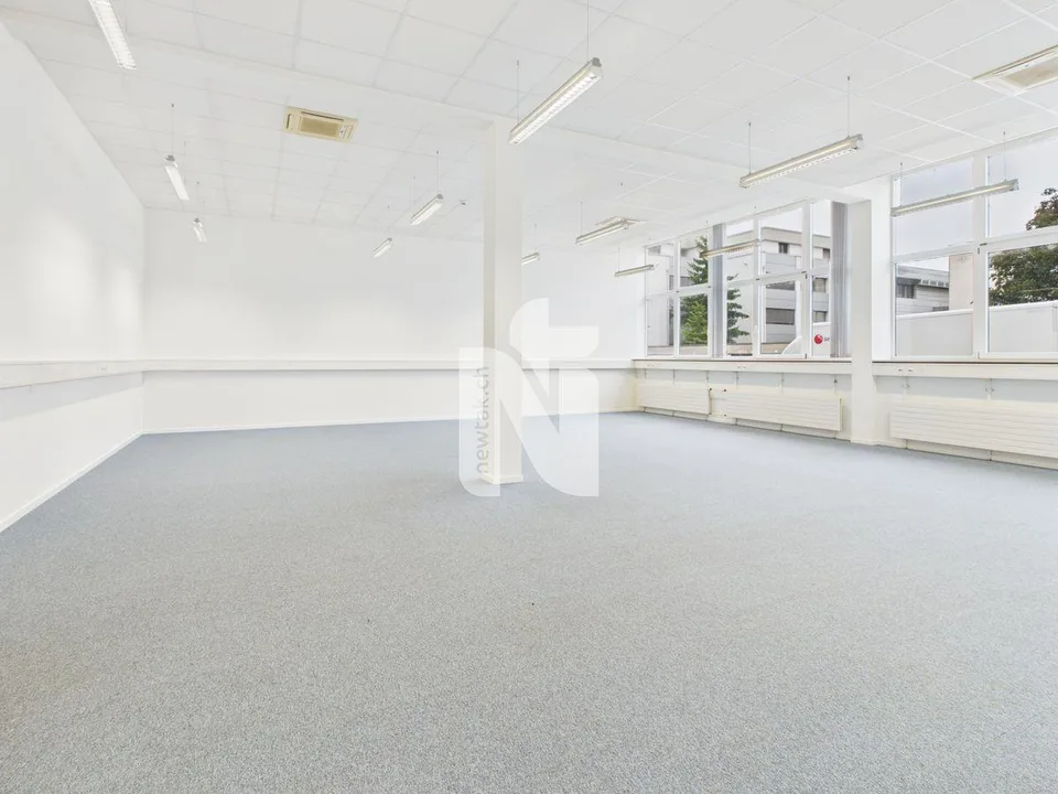 Vielseitige Gewerbefläche, klimatisiert mit Galerie und Loft-Charakter