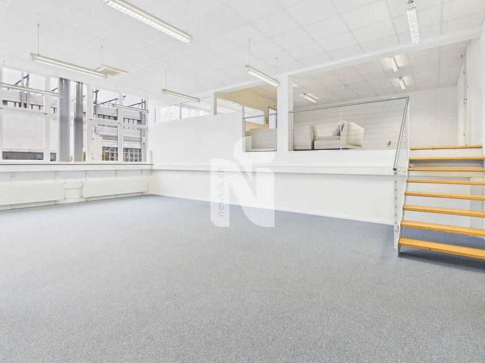 Vielseitige Gewerbefläche, klimatisiert mit Galerie und Loft-Charakter