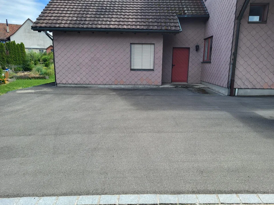 Gewerberaum mit Büro und grossem Vorplatz zu vermieten