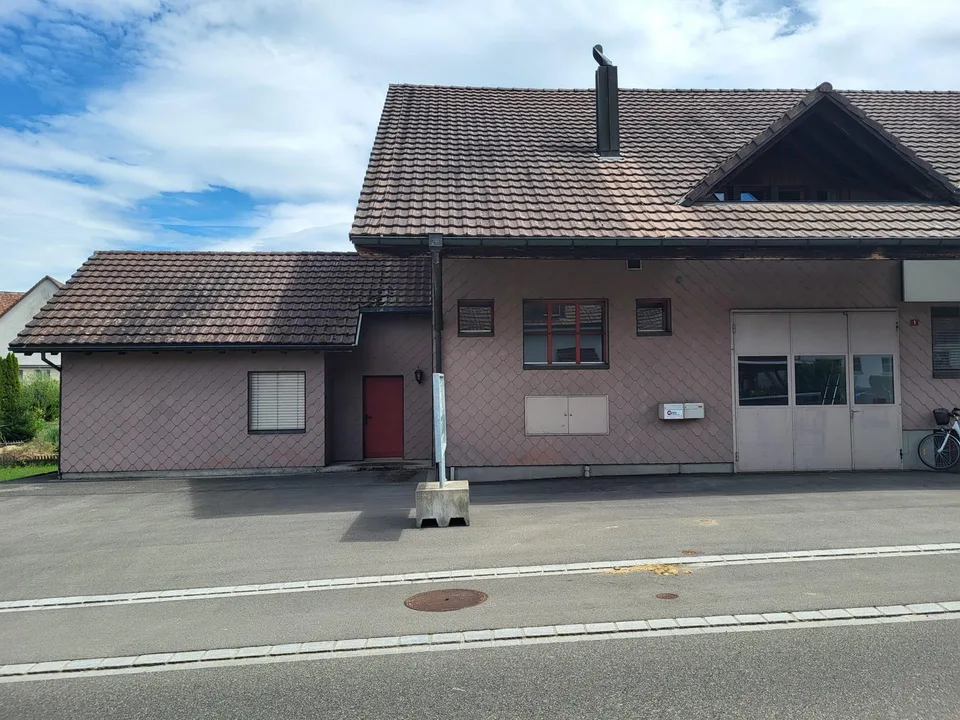 Gewerberaum mit Büro und grossem Vorplatz zu vermieten
