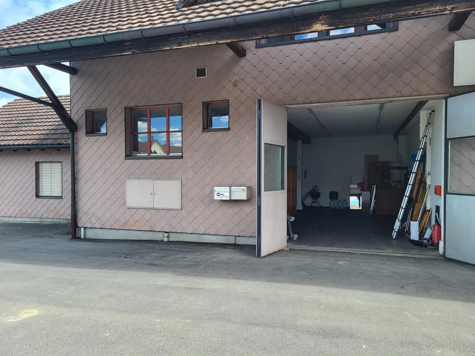 Gewerberaum mit Büro und grossem Vorplatz zu vermieten