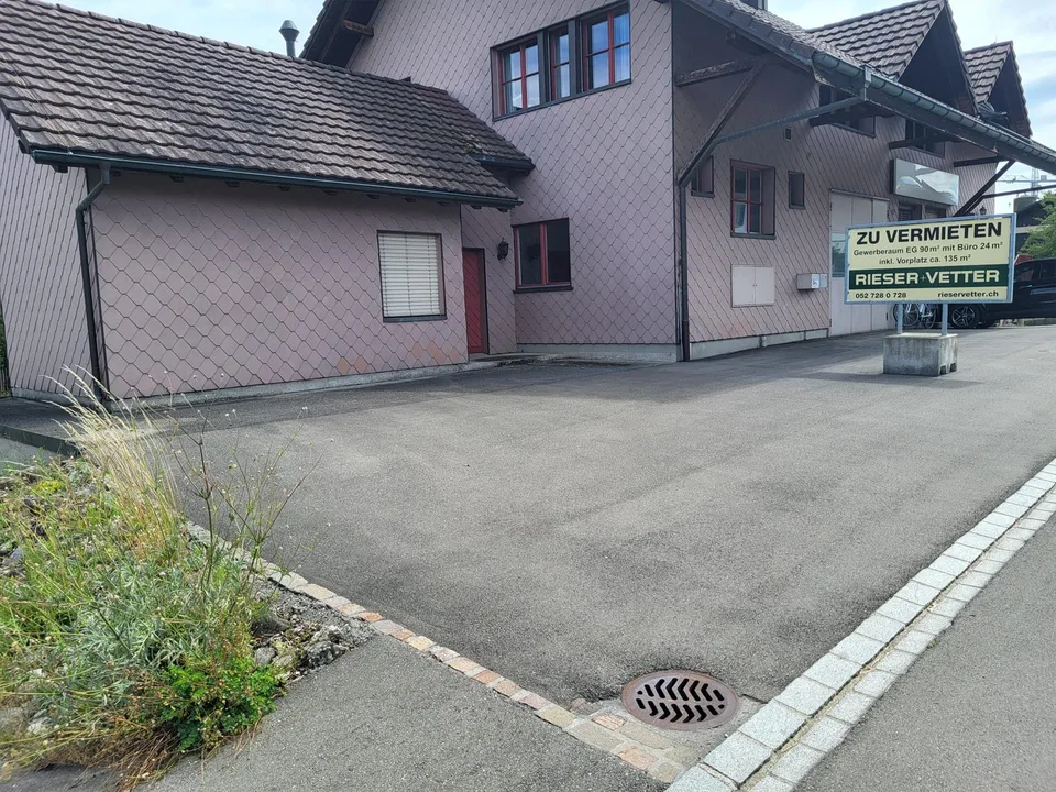 Gewerberaum mit Büro und grossem Vorplatz zu vermieten