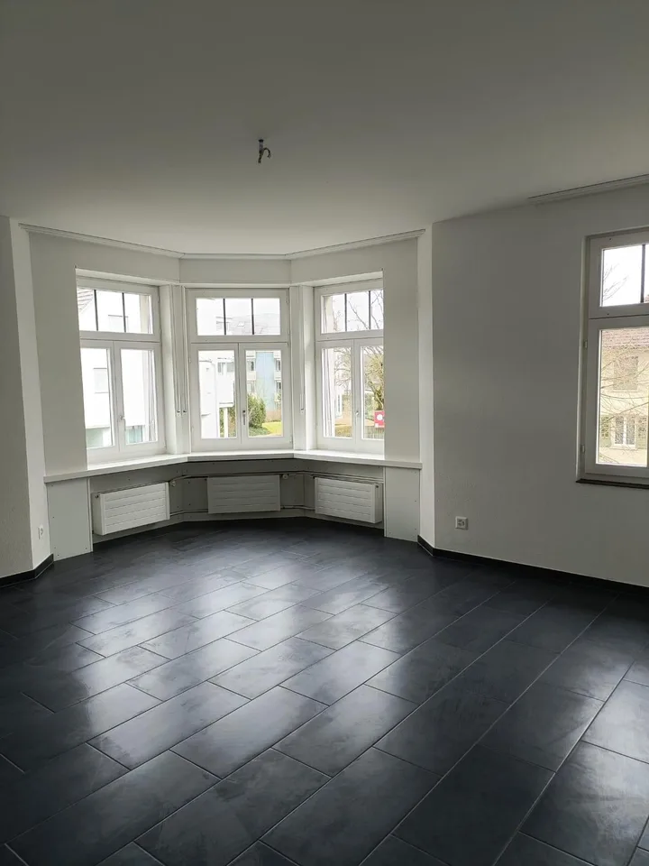 Frisch renovierte, grosszügige 4,5 Zimmerwohnung mit grosser Terrasse
